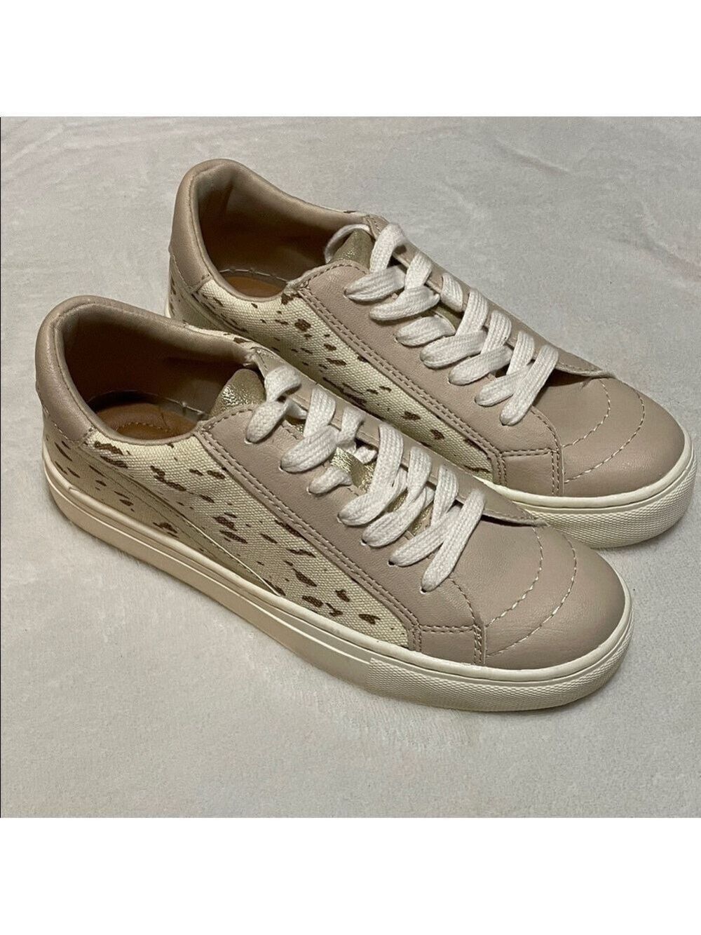 Girl’s Universal Thread Britton Stylish Beige and Cream Sneakers Sz 5.5